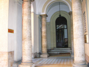 B&B's entrance from Piazza Vittorio - Biancagiulia B&B, Bed and Breakfast near Rome Termini Train Station